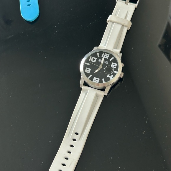 2 Kenneth Cole Reaction Mens Silicone Watches - Picture 2 of 6